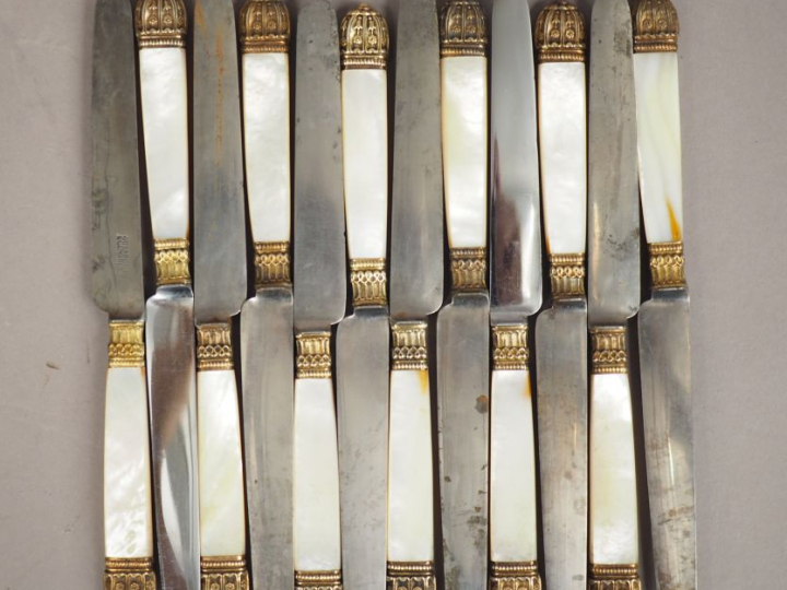 Suite de douze couteaux à dessert, manche en nacre et vermeil. M.O : G
