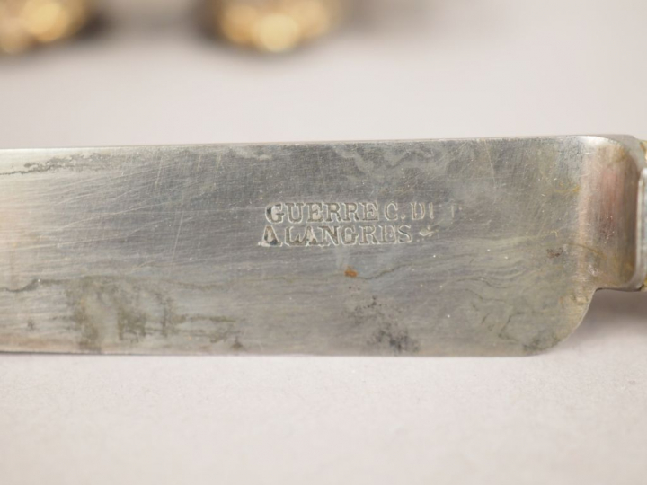 Suite de douze couteaux à dessert, manche en nacre et vermeil. M.O : G