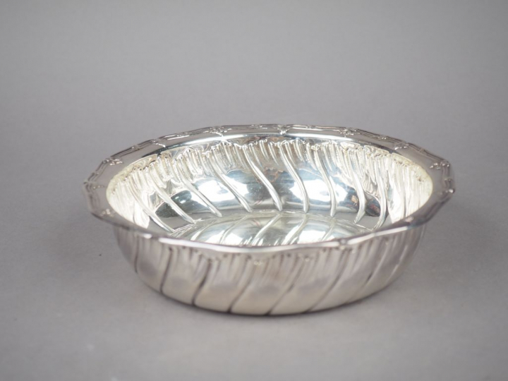 Jatte creuse de style Louis XV en argent, poinçon Minerve, bord polylo