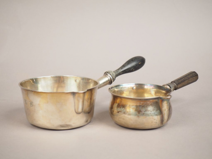 Ensemble comprenant :  - une casserole en argent, poinçon Minerve, man