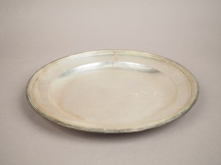 Plat rond en argent, poinçon Minerve, modèle à filets.  Armorié. Diam.