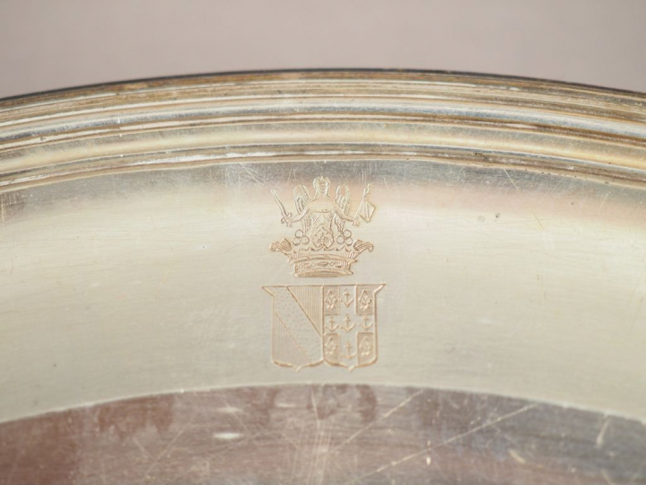 Plat rond en argent, poinçon Minerve, modèle à filets.  Armorié. Diam.