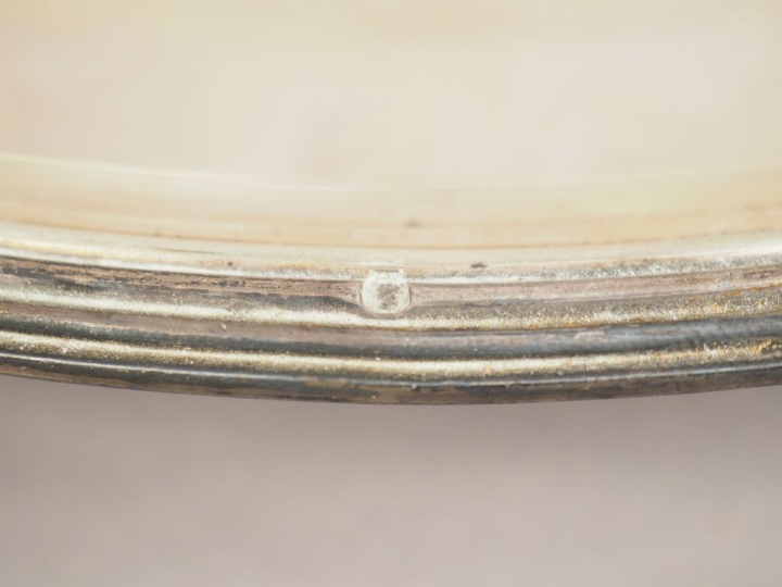 Plat rond en argent, poinçon Minerve, modèle à filets.  Armorié. Diam.