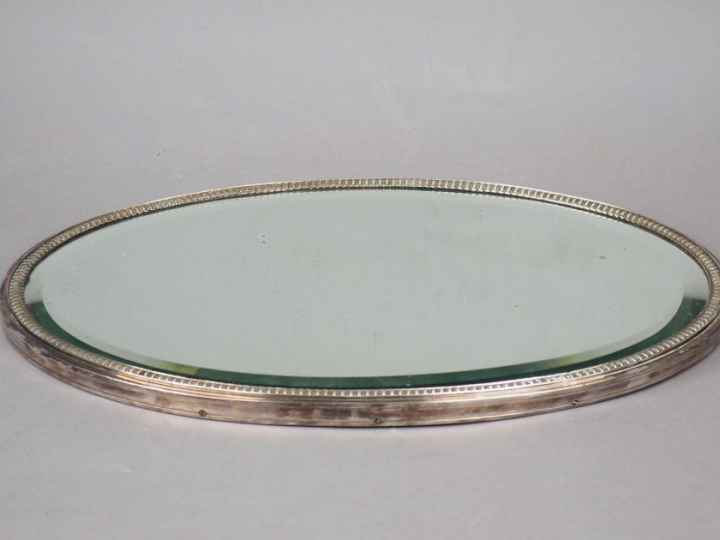 Centre de table à fond de glace en argent, à décor de godrons. Long. 4