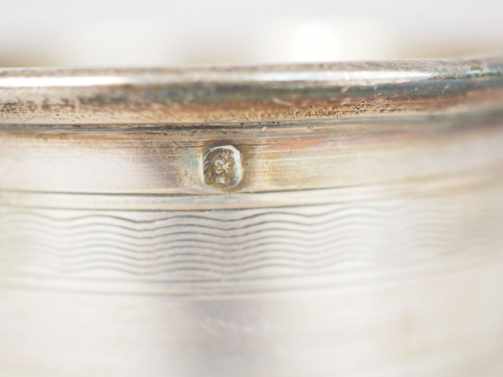 Deux différentes timbales en argent, poinçon Minerve.  H. 7,5 cm  Poid