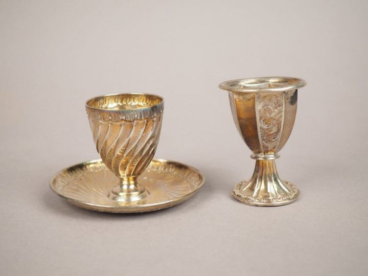 Deux différents coquetiers en argent, poinçon Minerve. Poids. 110 g