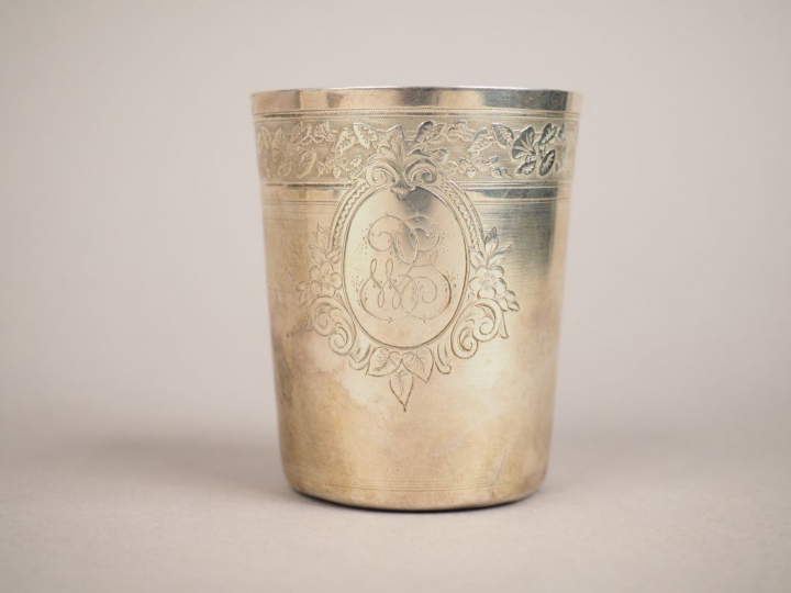 Timbale en argent, poinçon Minerve, à décor d'une frise de feuillage e