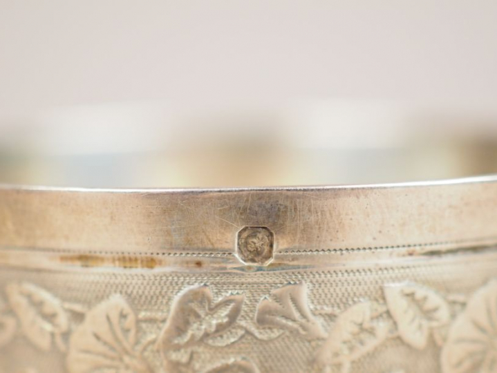 Timbale en argent, poinçon Minerve, à décor d'une frise de feuillage e