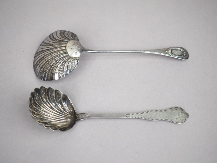 Ensemble comprenant :  - une pelle à fraise en argent, poinçon Minerve