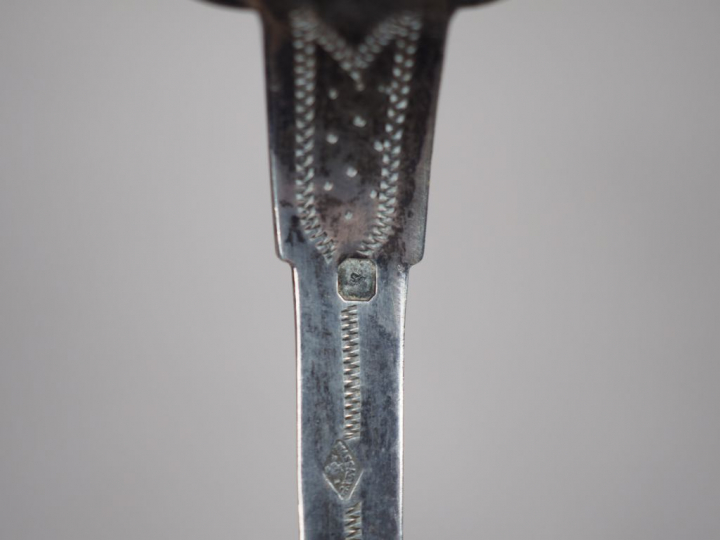 Ensemble comprenant :  - une pelle à fraise en argent, poinçon Minerve