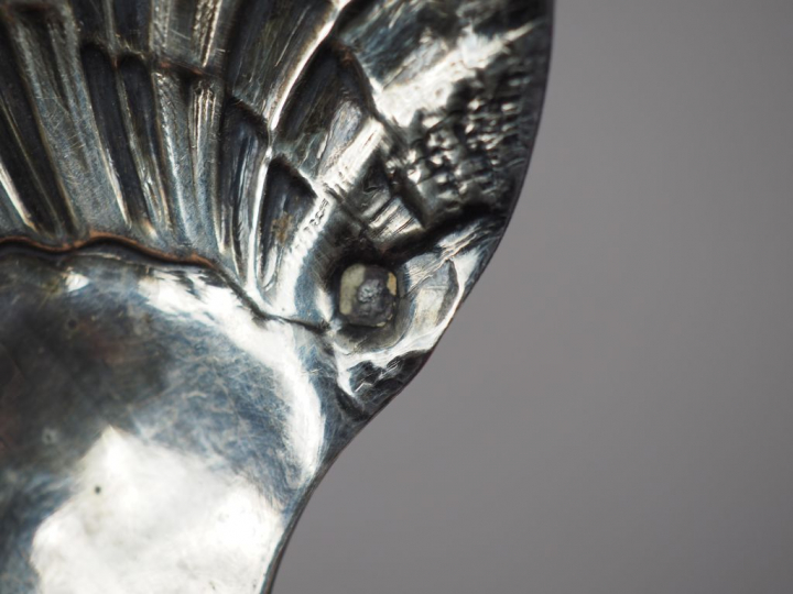 Ensemble comprenant :  - une pelle à fraise en argent, poinçon Minerve