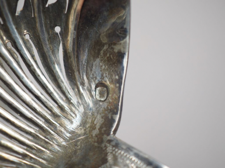 Ensemble comprenant :  - une pelle à fraise en argent, poinçon Minerve