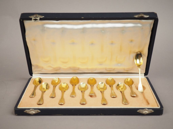 Suite de douze cuillères à café en vermeil, poinçon Minerve, modèle à 