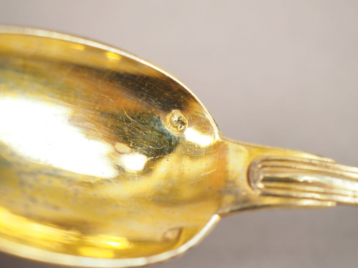 Suite de douze cuillères à café en vermeil, poinçon Minerve, modèle à 