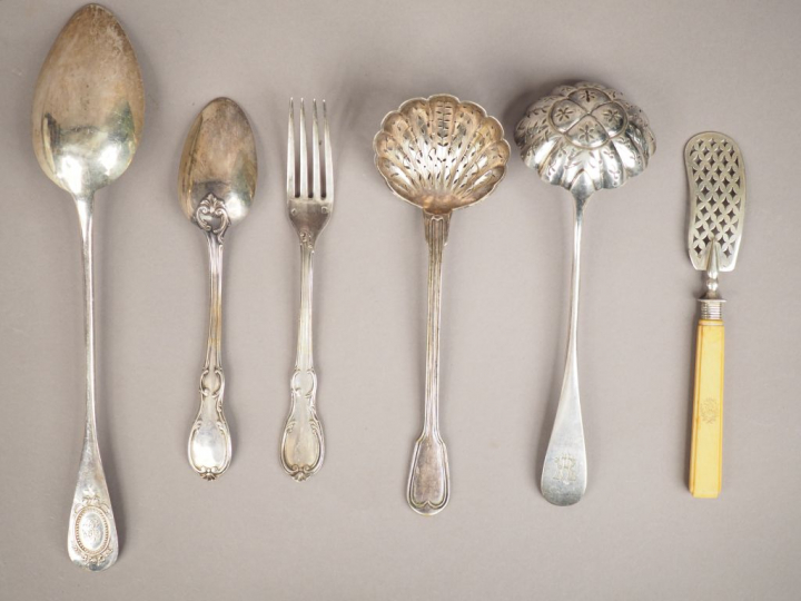 Ensemble comprenant : - une cuillère à ragoût en argent, poinçon Miner