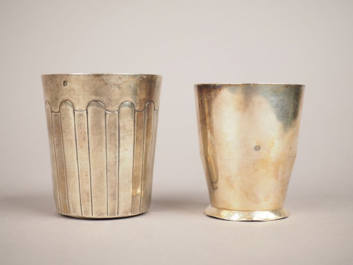 Ensemble comprenant :  - une timbale en argent, poinçon Minerve, à déc