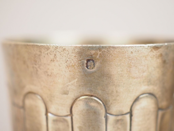 Ensemble comprenant :  - une timbale en argent, poinçon Minerve, à déc