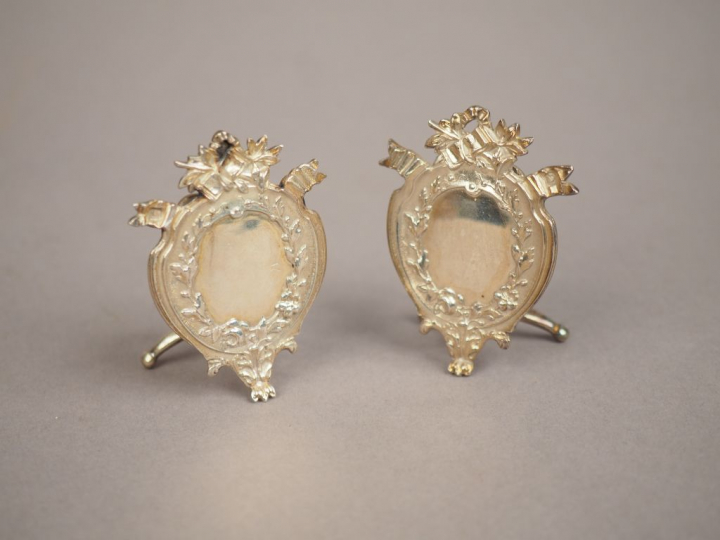 Paire de porte-menus de style Louis XVI en argent, poinçon Minerve, à 