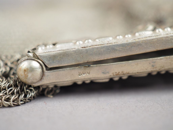 Deux différentes bourses en argent.  Poids. 342 g