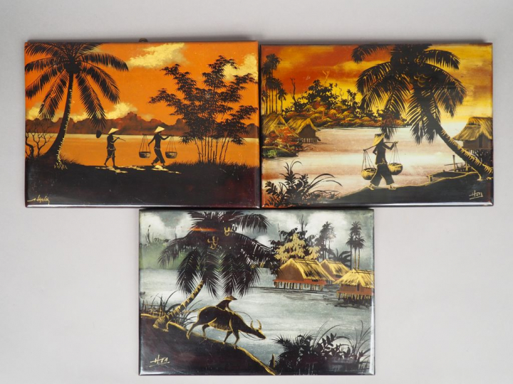 Trois panneaux en laque représentant des paysages animés.  Indochine, 