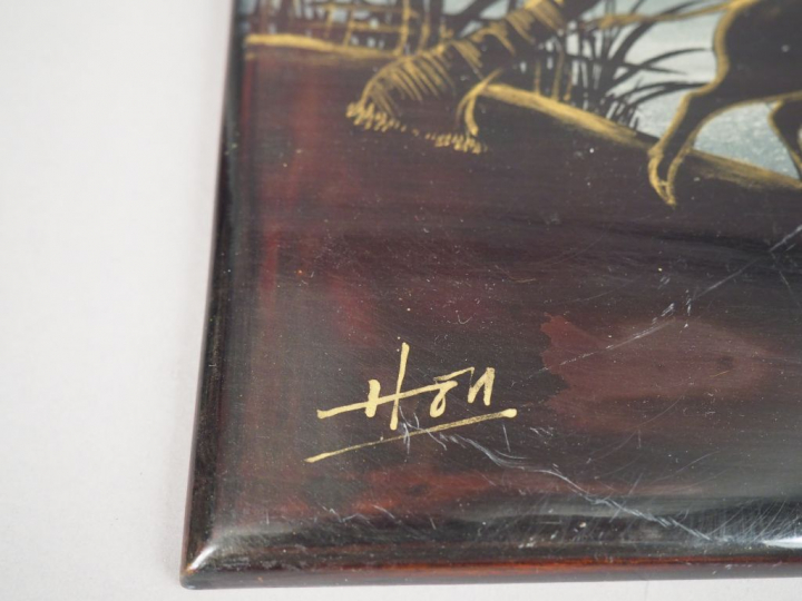 Trois panneaux en laque représentant des paysages animés.  Indochine, 