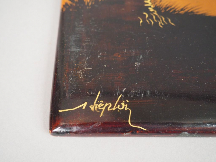 Trois panneaux en laque représentant des paysages animés.  Indochine, 