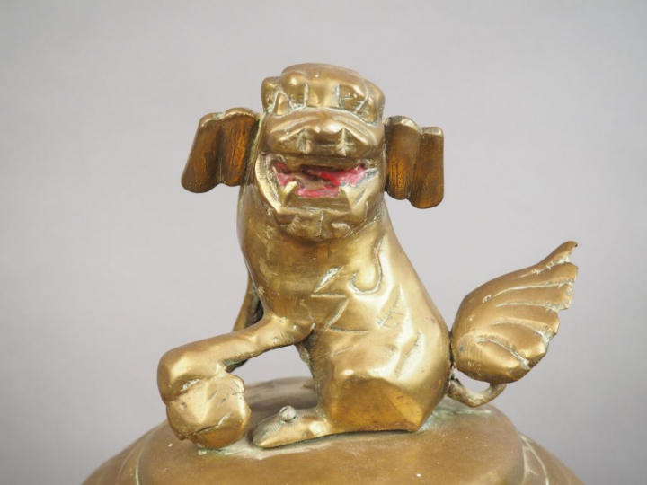 Exceptionnelle garniture en bronze, comprenant un brûle-parfum tripode