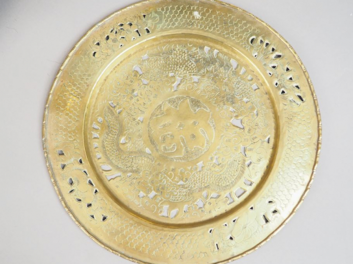 Exceptionnelle garniture en bronze, comprenant un brûle-parfum tripode