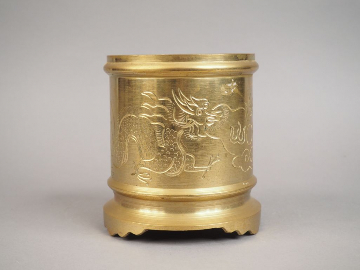 Brûle-parfum en bronze, à décor incisé de dragon poursuivant la perle 