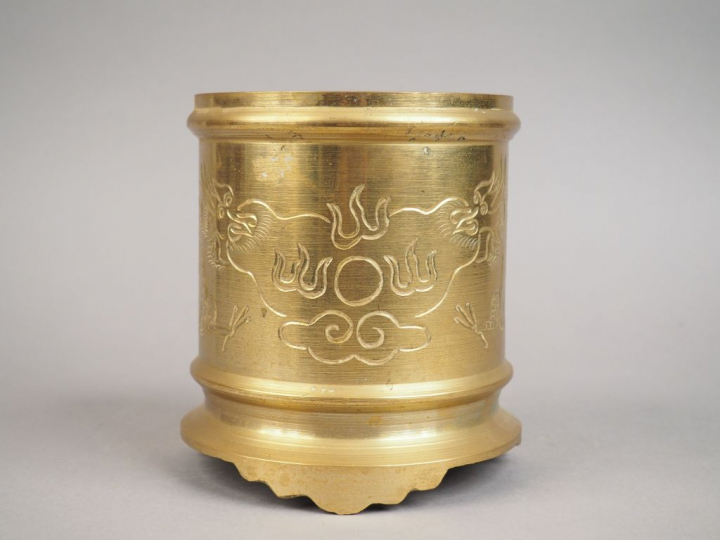 Brûle-parfum en bronze, à décor incisé de dragon poursuivant la perle 