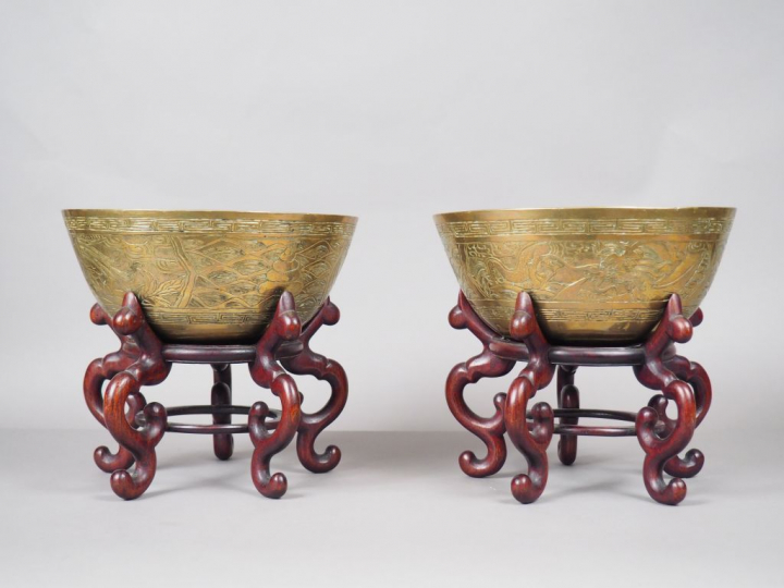Paire de bols sonores en cuivre, à décor de dragons et phoenix.  Avec 