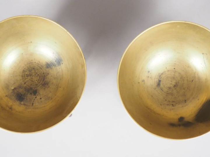 Paire de bols sonores en cuivre, à décor de dragons et phoenix.  Avec 