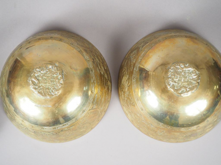 Paire de bols sonores en cuivre, à décor de dragons et phoenix.  Avec 