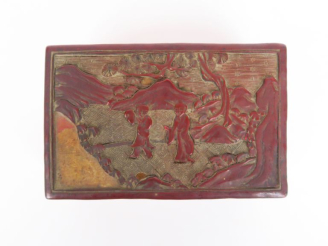 Vente aux enchères Boite rectangulaire en laque de cinabre sculptée de deux personnages d
