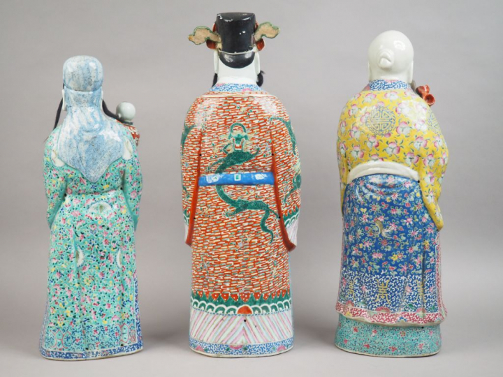 Groupe de trois statuettes en porcelaine et émaux de la famille rose, 
