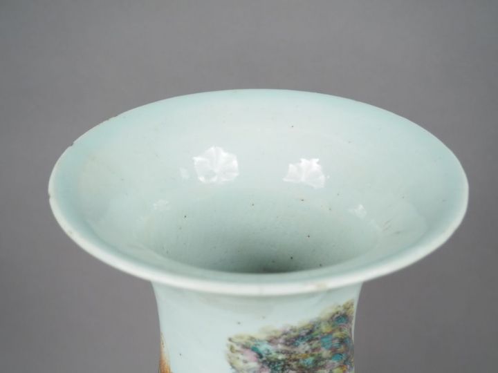 Paire de vases de forme balustre en porcelaine et émaux de la famille 