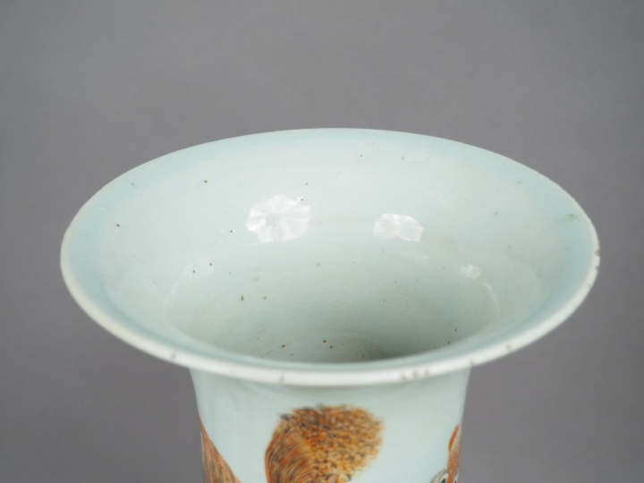 Paire de vases de forme balustre en porcelaine et émaux de la famille 