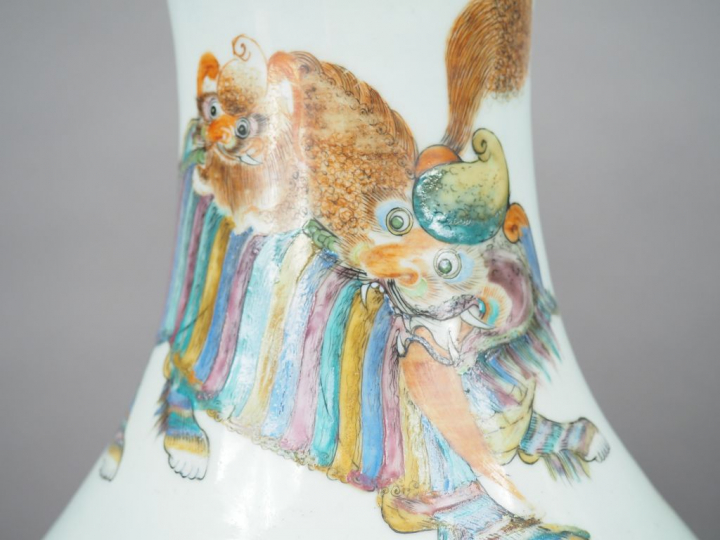 Paire de vases de forme balustre en porcelaine et émaux de la famille 