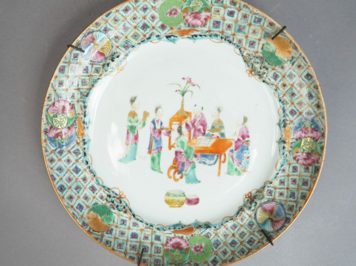 Assiette en porcelaine et émaux polychome, à décor de personnages marl