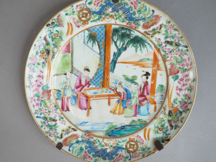 Assiette en porcelaine et émaux polychrome, à décor de paysage, marli 