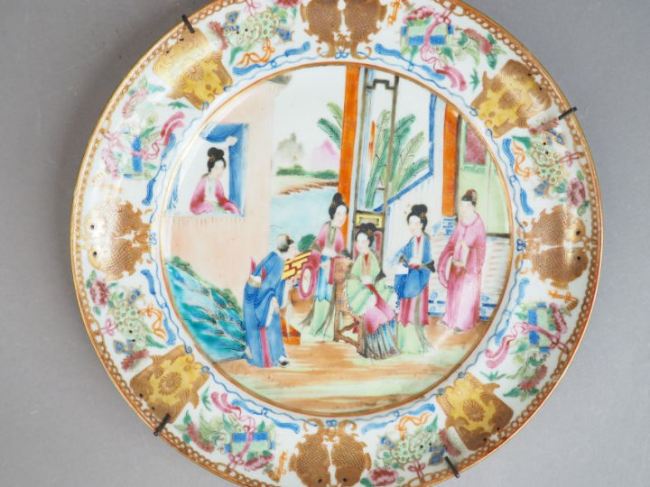 Assiette en porcelaine et émaux polychrome, à décor en plein de person