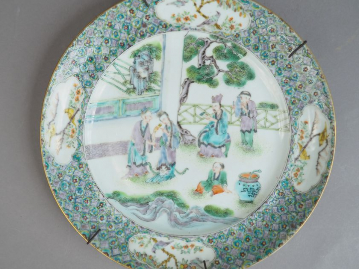 Assiette en porcelaine et émaux polychrome de la famille verte, à déco