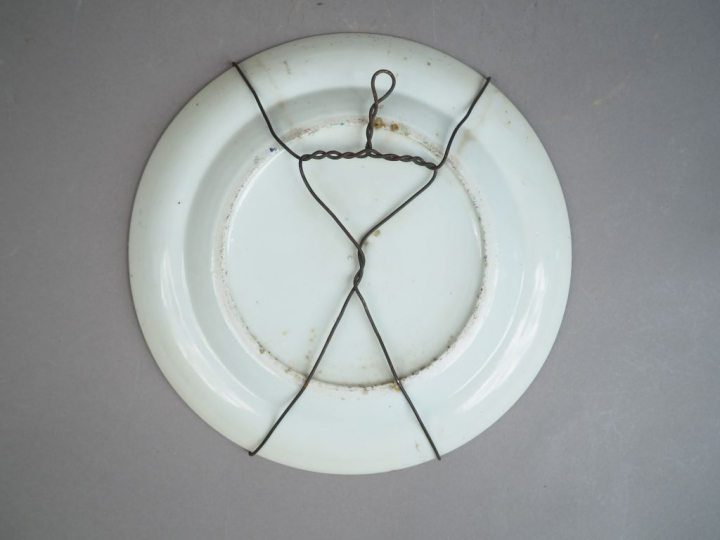 Assiette en porcelaine et émaux polychrome de la famille verte, à déco