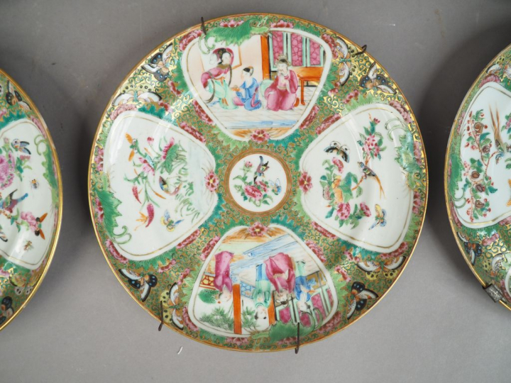 Suite de sept assiettes en porcelaines de Canton, à décor dans des rés