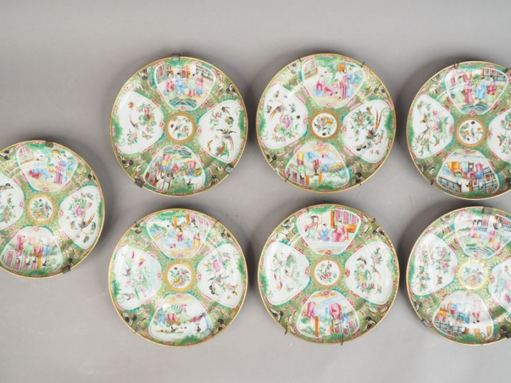 Suite de sept assiettes en porcelaines de Canton, à décor dans des rés