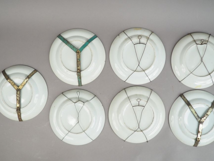 Suite de sept assiettes en porcelaines de Canton, à décor dans des rés