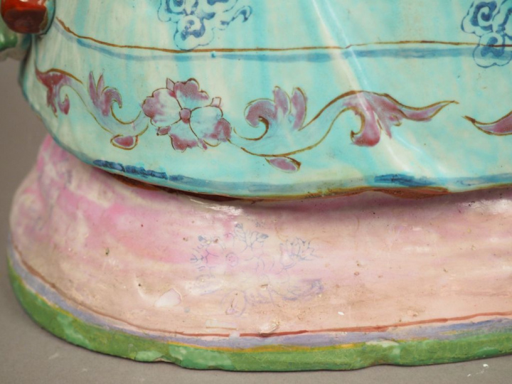 Grands sujets en porcelaine et émaux dans le style de la famille rose 