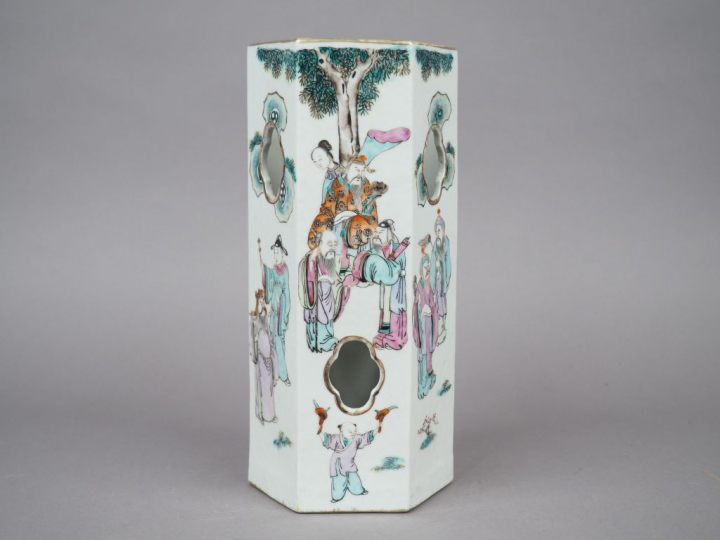 Vase de forme hexagonale en porcelaine et émaux de la famille rose, à 