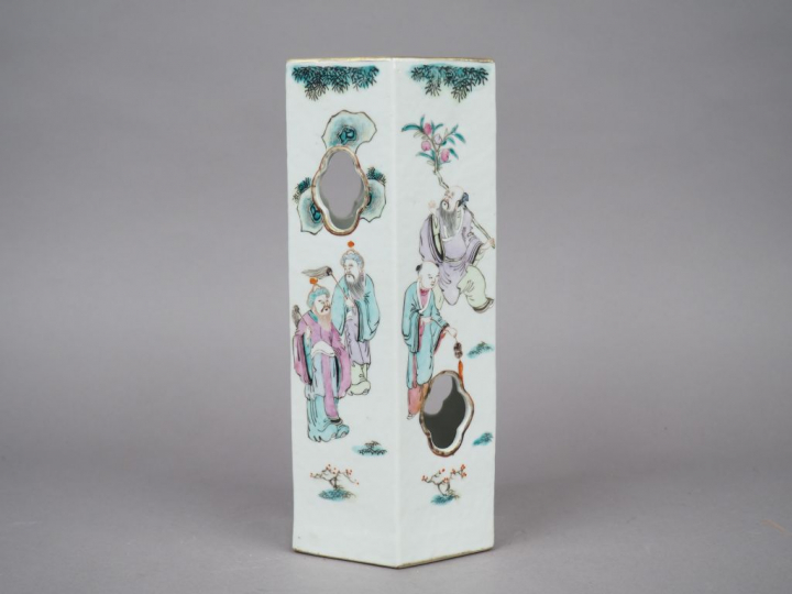 Vase de forme hexagonale en porcelaine et émaux de la famille rose, à 