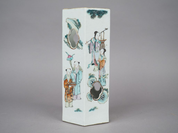 Vase de forme hexagonale en porcelaine et émaux de la famille rose, à 